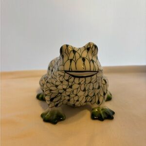 A green and white Andrea by Sadek fishnet frog